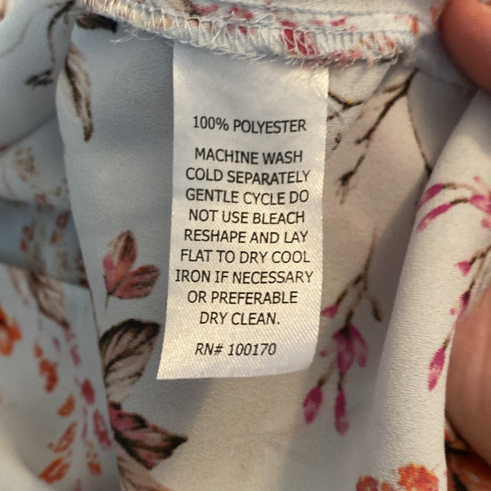 🥭 (4 for $15)!Light blue floral blouse Emma and Olivia - Picture 9 of 9